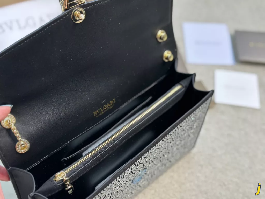 Size 25.17 ✔️<br>Bulgari Rhinestone snake head organza bag<br>Capacity is not to be underestimated<br>Full of femininity<br>Elegant and stylish at the same time