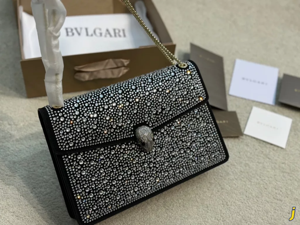 Size 25.17 ✔️<br>Bulgari Rhinestone snake head organza bag<br>Capacity is not to be underestimated<br>Full of femininity<br>Elegant and stylish at the same time