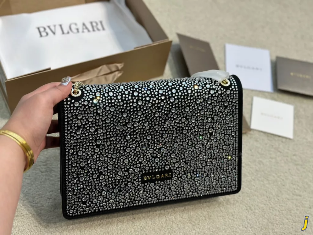 Size 25.17 ✔️<br>Bulgari Rhinestone snake head organza bag<br>Capacity is not to be underestimated<br>Full of femininity<br>Elegant and stylish at the same time