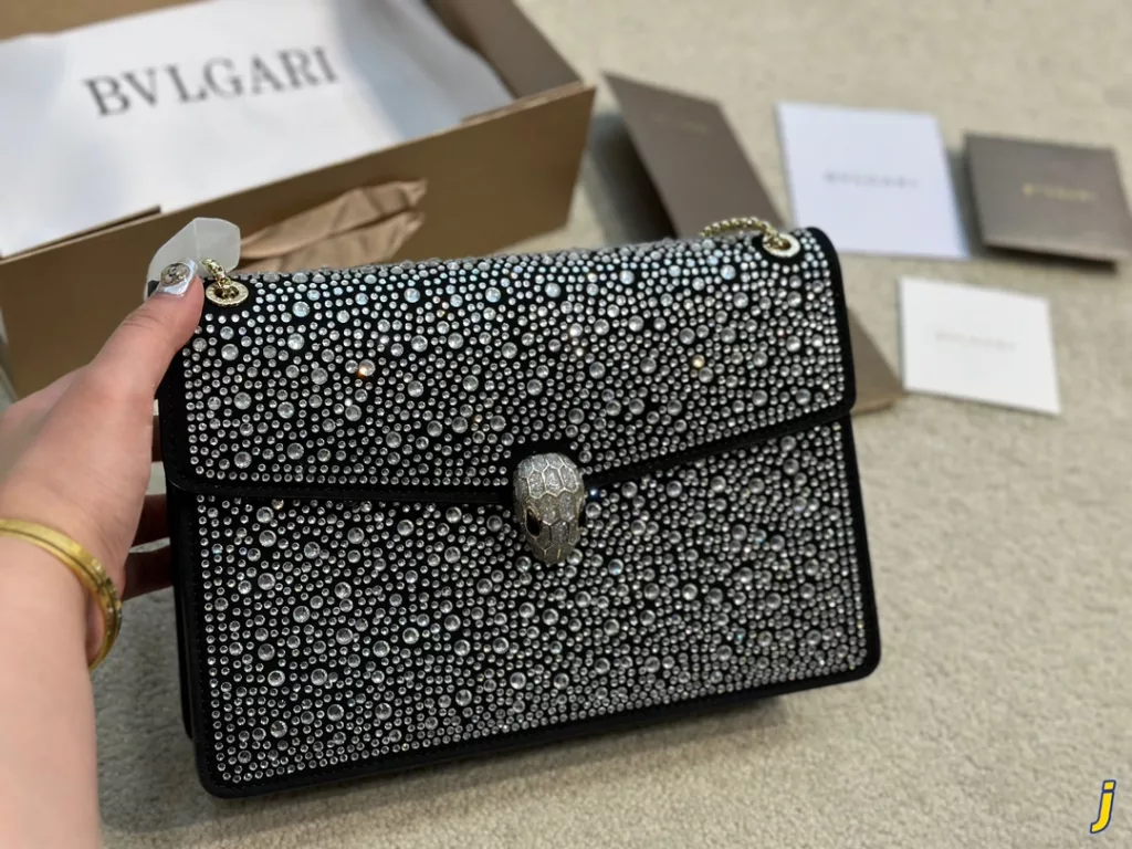 Size 25.17 ✔️<br>Bulgari Rhinestone snake head organza bag<br>Capacity is not to be underestimated<br>Full of femininity<br>Elegant and stylish at the same time