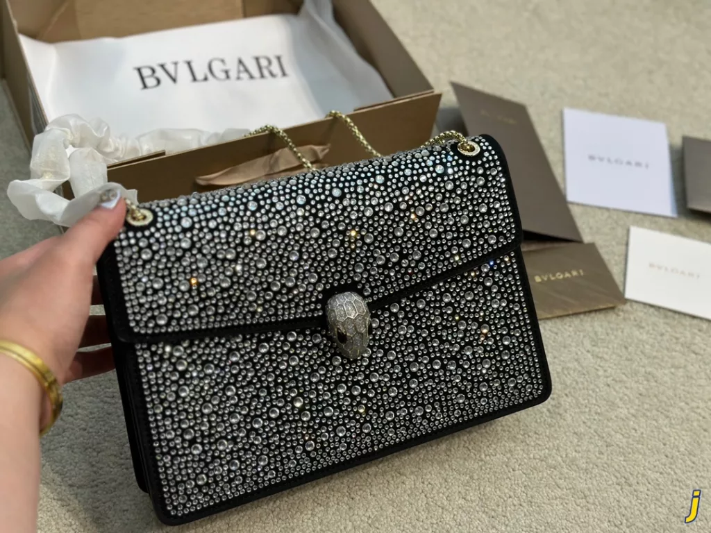 Size 25.17 ✔️<br>Bulgari Rhinestone snake head organza bag<br>Capacity is not to be underestimated<br>Full of femininity<br>Elegant and stylish at the same time