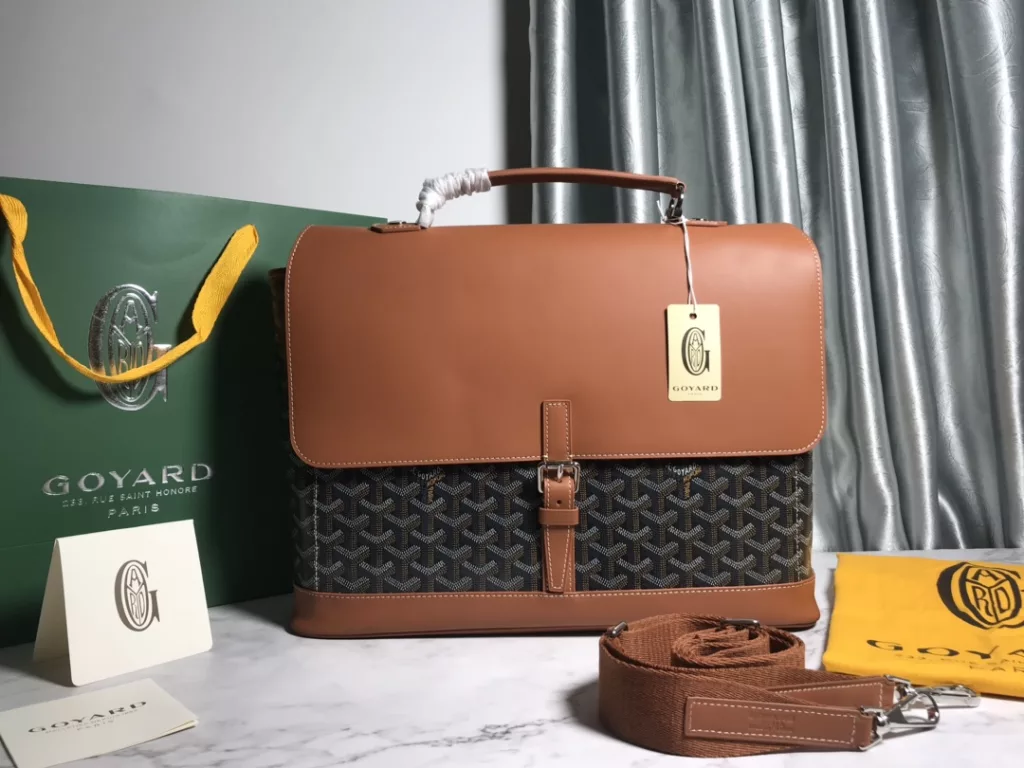 Goya's new Citadin messenger bag, briefcase, the name comes from the meaning of 