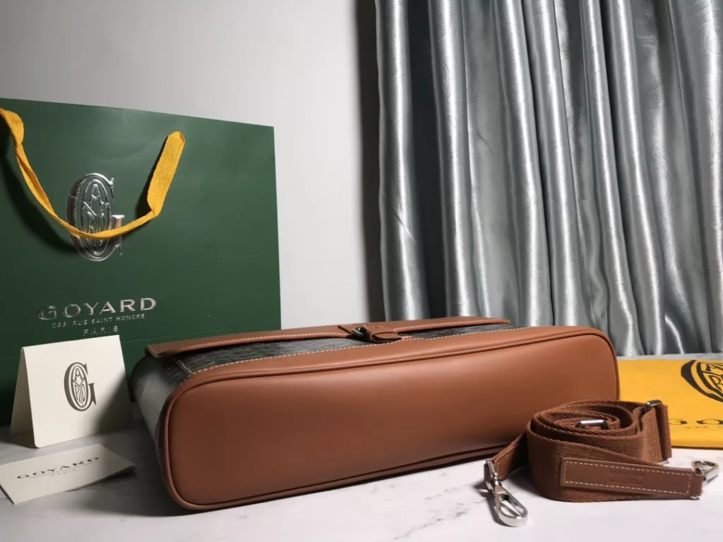 Goya's new Citadin messenger bag, briefcase, the name comes from the meaning of 