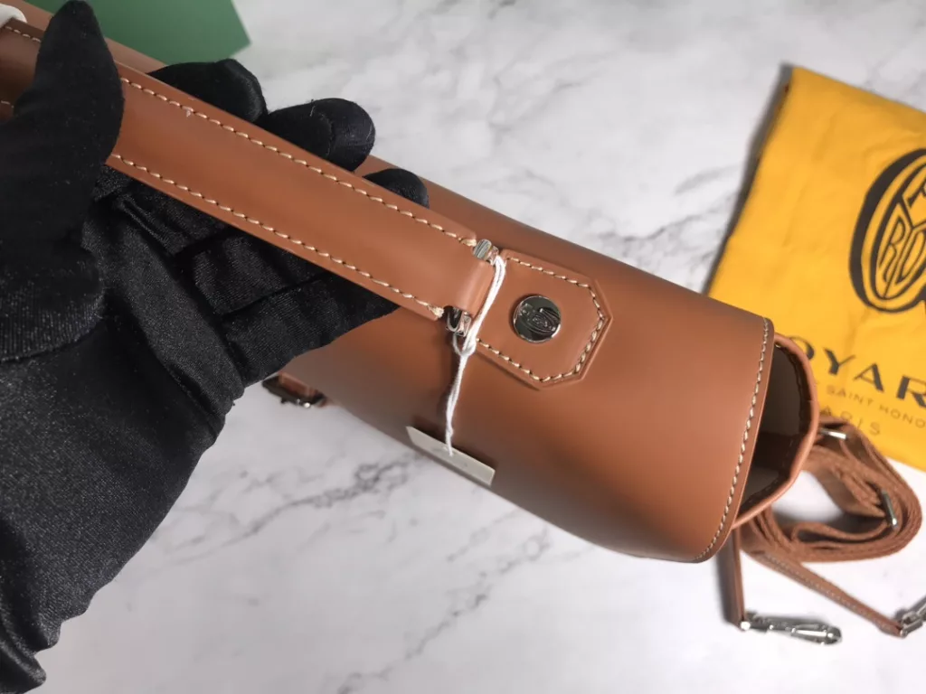 Goya's new Citadin messenger bag, briefcase, the name comes from the meaning of 