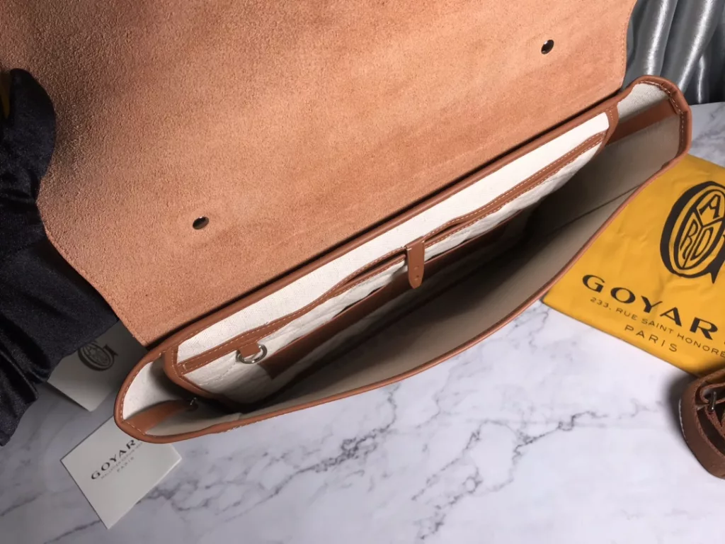 Goya's new Citadin messenger bag, briefcase, the name comes from the meaning of 