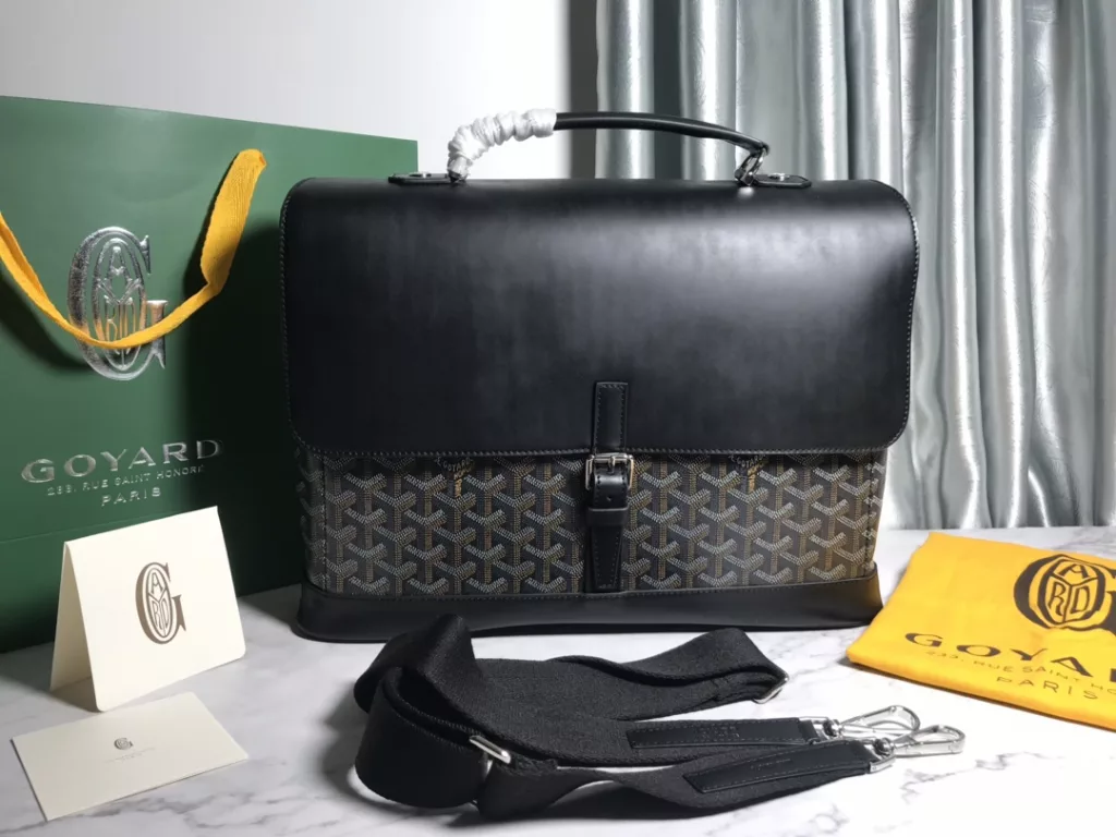 Goya's new Citadin messenger bag, briefcase, the name comes from the meaning of 