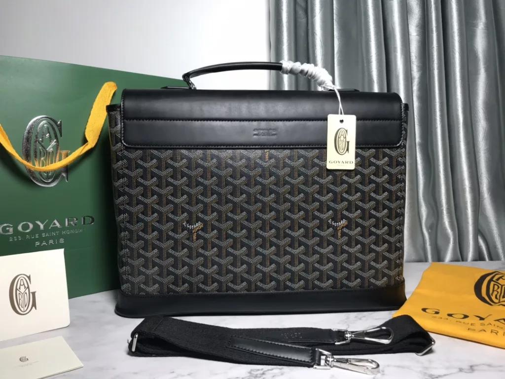 Goya's new Citadin messenger bag, briefcase, the name comes from the meaning of 