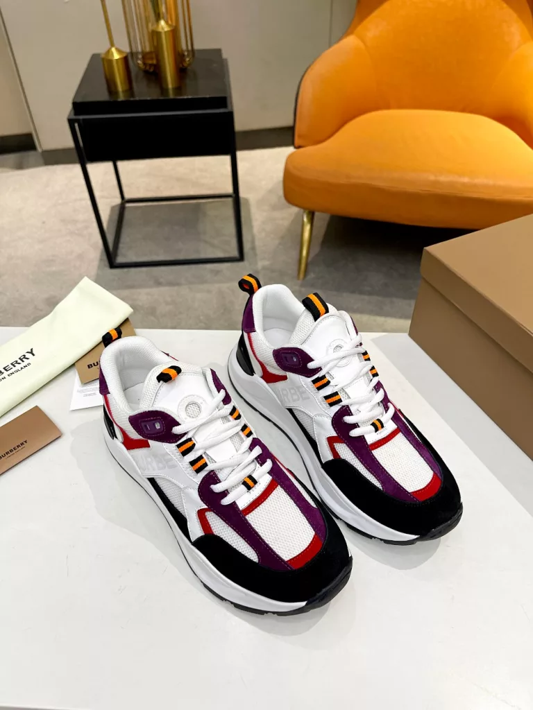 Berry 2023's latest explosive low-top sneakers ship 🌈, constructed in a selection of calf silk leather, suede and mesh. 🌈Brightly decorated with the brand's logo at the heel, 🌈Embroidered exclusive logo decoration at the heel. 🌈Designed with a raised curved sole for a vibrant toe. Sizes: 39-45