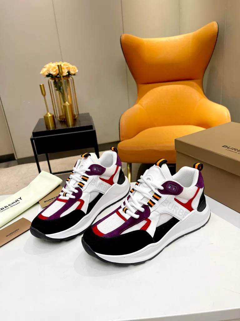 Berry 2023's latest explosive low-top sneakers ship 🌈, constructed in a selection of calf silk leather, suede and mesh. 🌈Brightly decorated with the brand's logo at the heel, 🌈Embroidered exclusive logo decoration at the heel. 🌈Designed with a raised curved sole for a vibrant toe. Sizes: 39-45