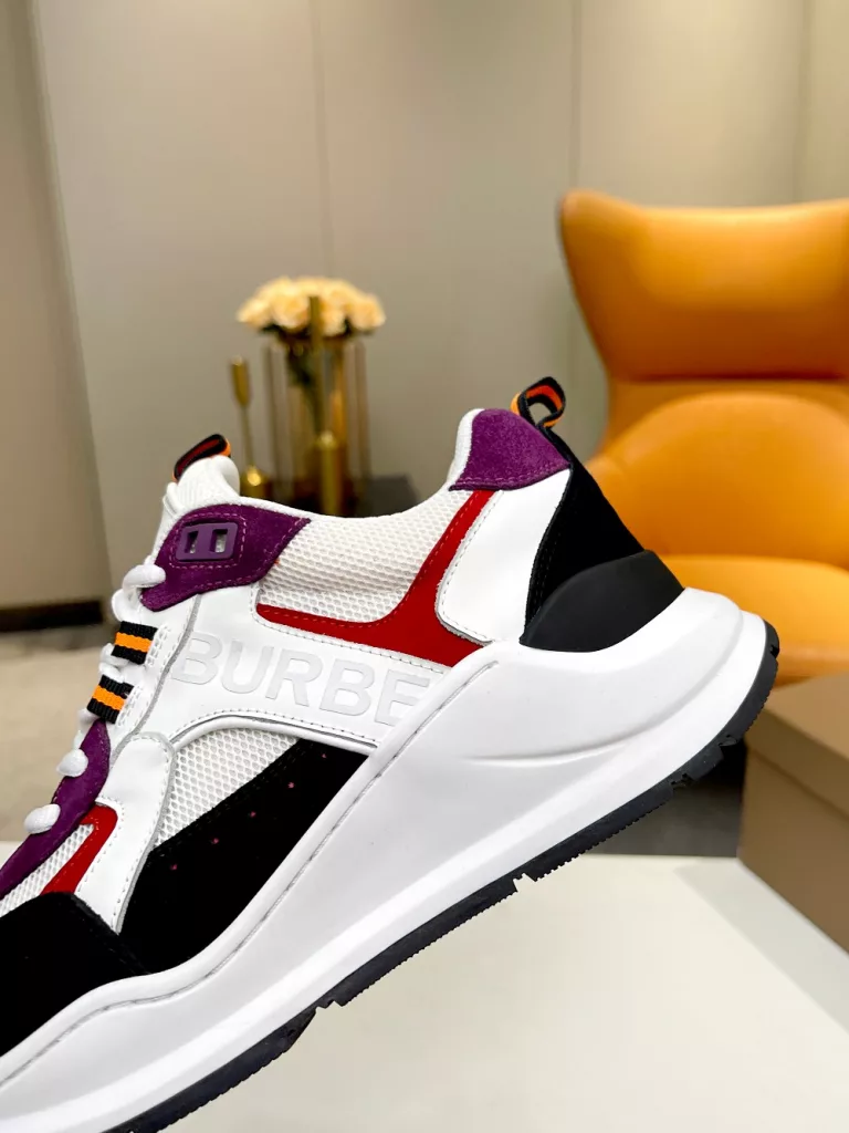 Berry 2023's latest explosive low-top sneakers ship 🌈, constructed in a selection of calf silk leather, suede and mesh. 🌈Brightly decorated with the brand's logo at the heel, 🌈Embroidered exclusive logo decoration at the heel. 🌈Designed with a raised curved sole for a vibrant toe. Sizes: 39-45