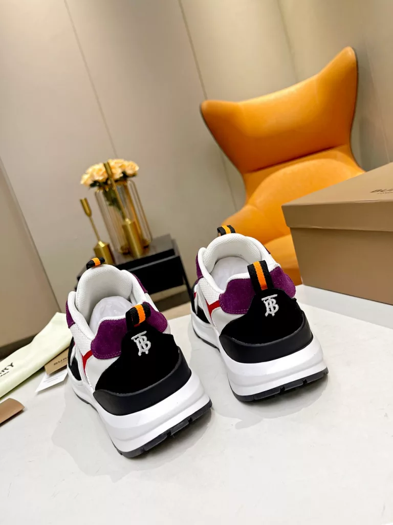 Berry 2023's latest explosive low-top sneakers ship 🌈, constructed in a selection of calf silk leather, suede and mesh. 🌈Brightly decorated with the brand's logo at the heel, 🌈Embroidered exclusive logo decoration at the heel. 🌈Designed with a raised curved sole for a vibrant toe. Sizes: 39-45