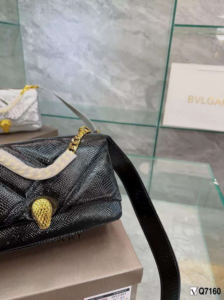 Bvlgari New Recommendation ❤️<br>Bvlgari adds an original touch to the world of Bvlgari with a colorful and sophisticated bag and a beautiful shawl gift set, this 