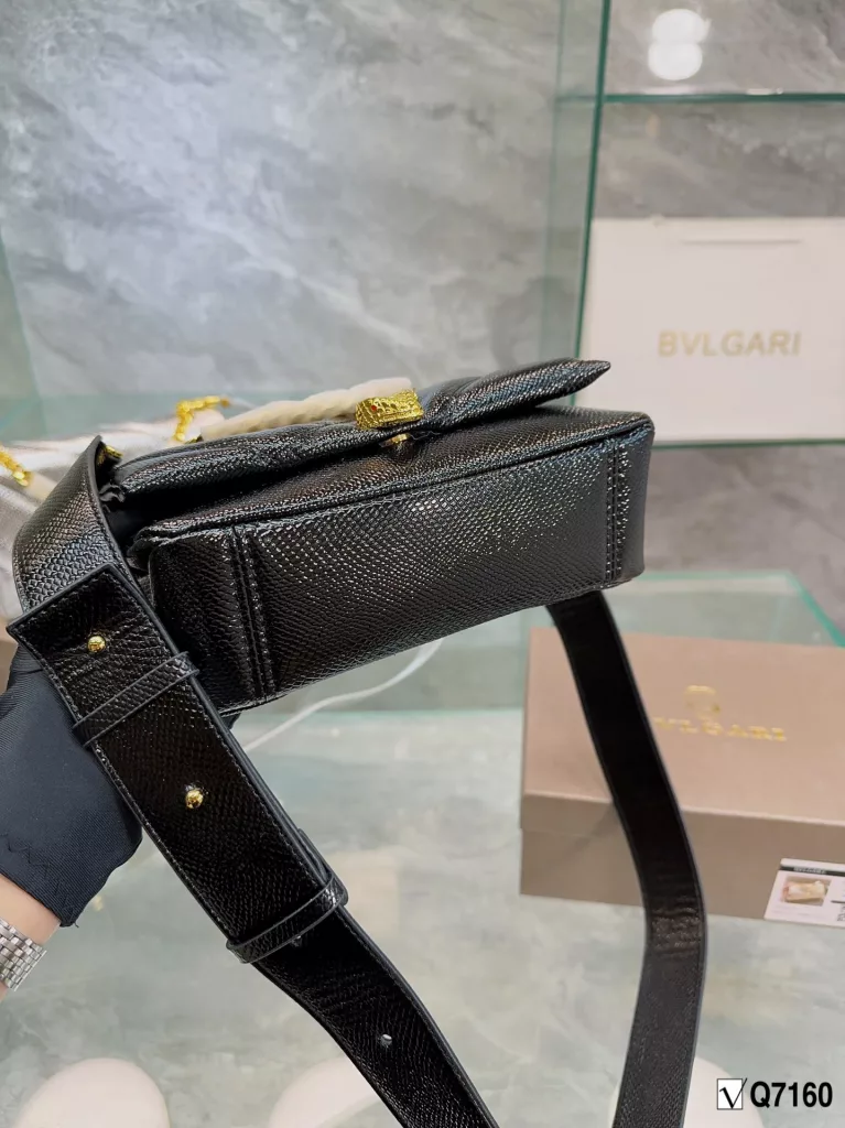 Bvlgari New Recommendation ❤️<br>Bvlgari adds an original touch to the world of Bvlgari with a colorful and sophisticated bag and a beautiful shawl gift set, this 