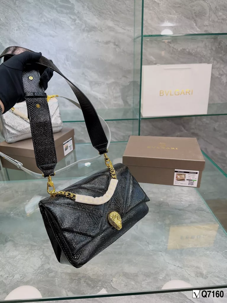 Bvlgari New Recommendation ❤️<br>Bvlgari adds an original touch to the world of Bvlgari with a colorful and sophisticated bag and a beautiful shawl gift set, this 