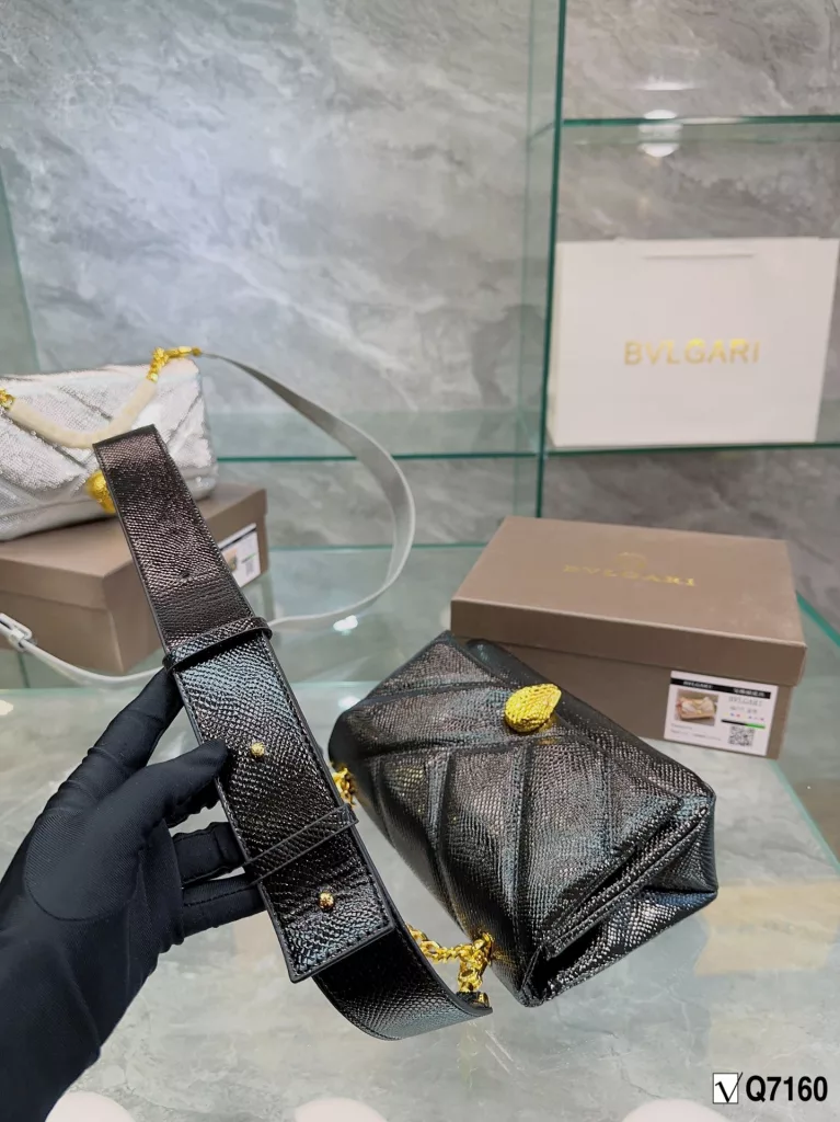 Bvlgari New Recommendation ❤️<br>Bvlgari adds an original touch to the world of Bvlgari with a colorful and sophisticated bag and a beautiful shawl gift set, this 