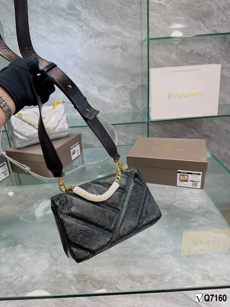 Bvlgari New Recommendation ❤️<br>Bvlgari adds an original touch to the world of Bvlgari with a colorful and sophisticated bag and a beautiful shawl gift set, this 