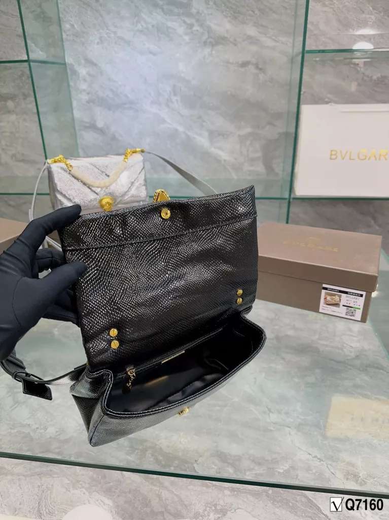 Bvlgari New Recommendation ❤️<br>Bvlgari adds an original touch to the world of Bvlgari with a colorful and sophisticated bag and a beautiful shawl gift set, this 