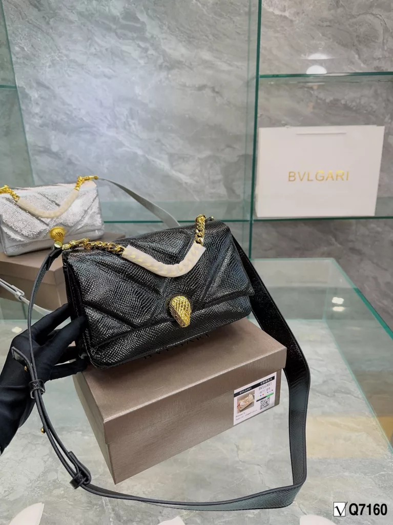 Bvlgari New Recommendation ❤️<br>Bvlgari adds an original touch to the world of Bvlgari with a colorful and sophisticated bag and a beautiful shawl gift set, this 