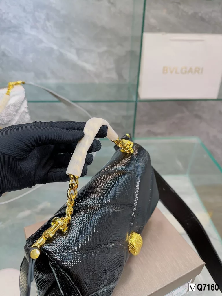 Bvlgari New Recommendation ❤️<br>Bvlgari adds an original touch to the world of Bvlgari with a colorful and sophisticated bag and a beautiful shawl gift set, this 