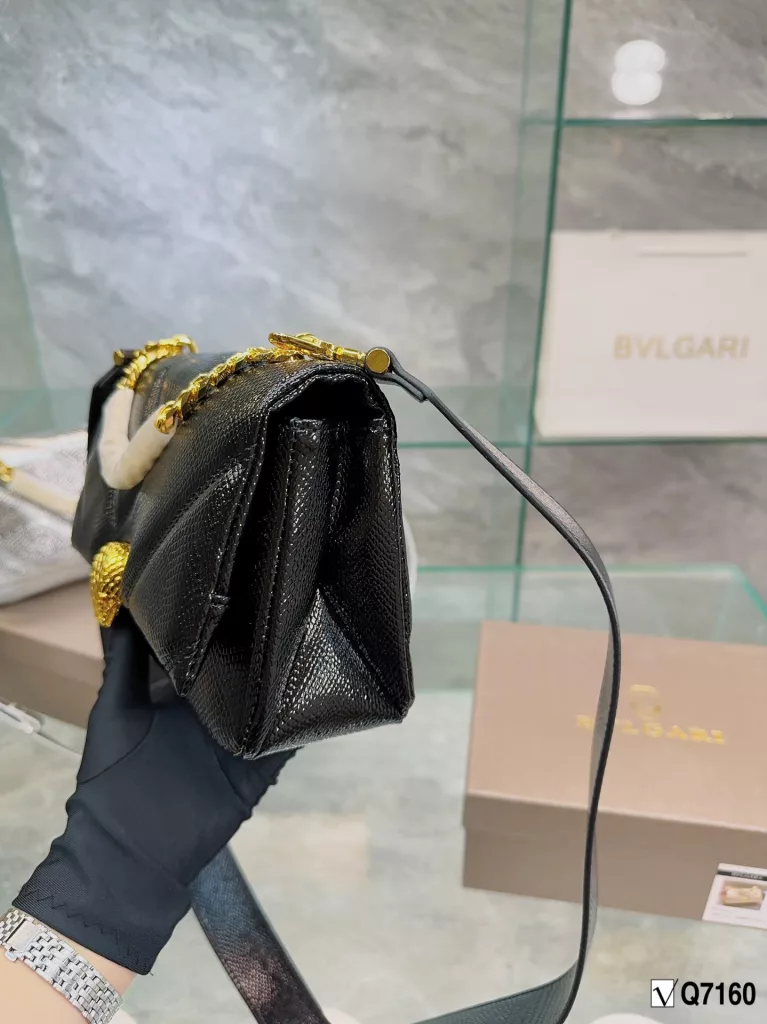 Bvlgari New Recommendation ❤️<br>Bvlgari adds an original touch to the world of Bvlgari with a colorful and sophisticated bag and a beautiful shawl gift set, this 