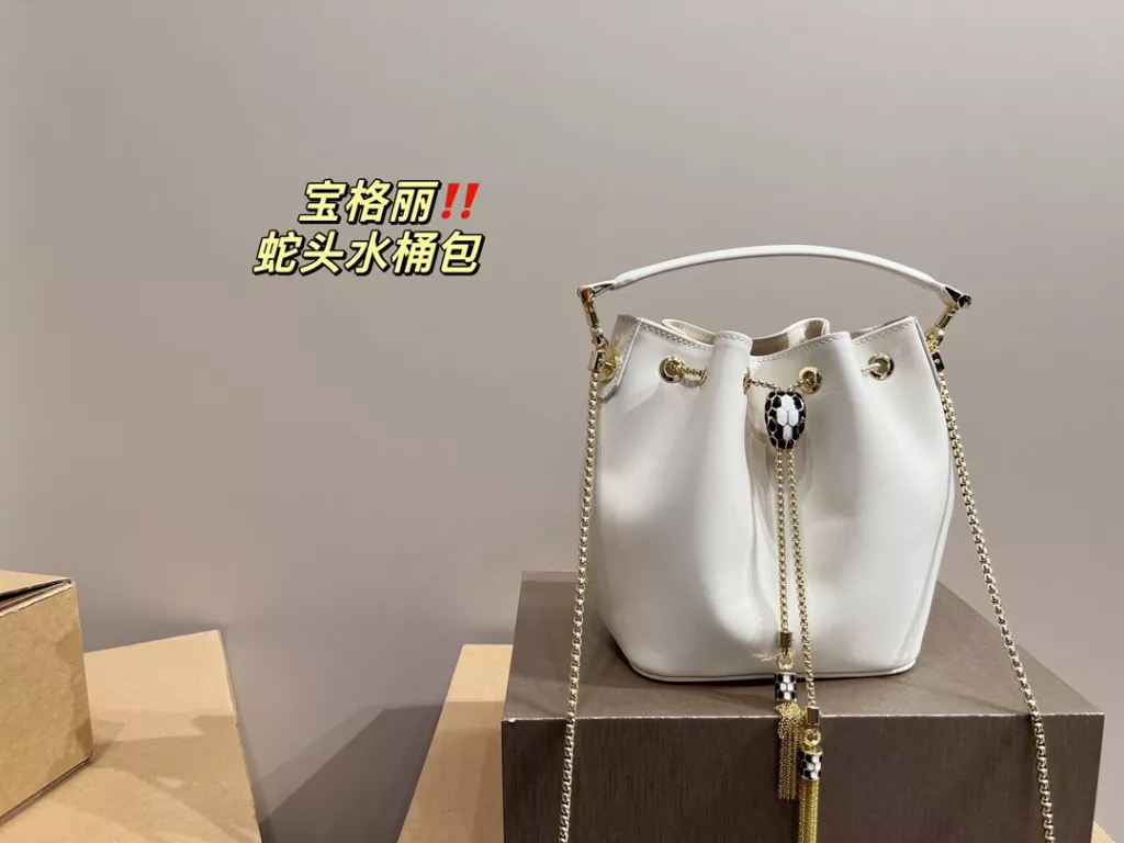 Bulgari snake head bucket bag<br>Not to be underestimated<br>Full of femininity<br>Elegant and stylish at the same time