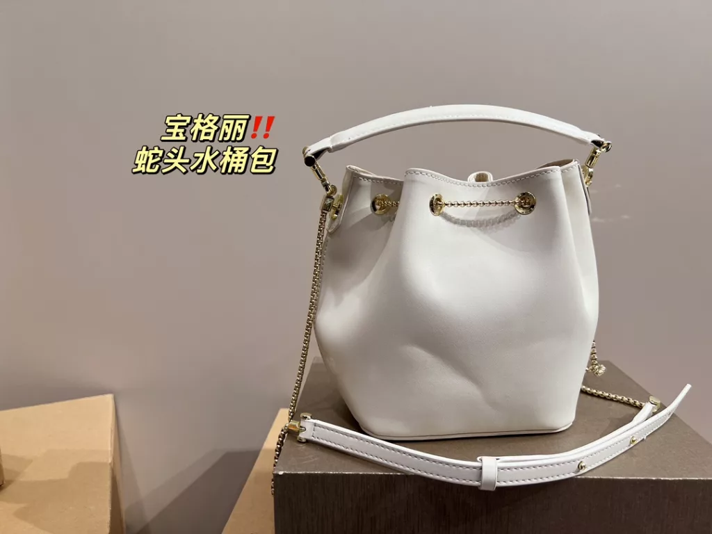 Bulgari snake head bucket bag<br>Not to be underestimated<br>Full of femininity<br>Elegant and stylish at the same time