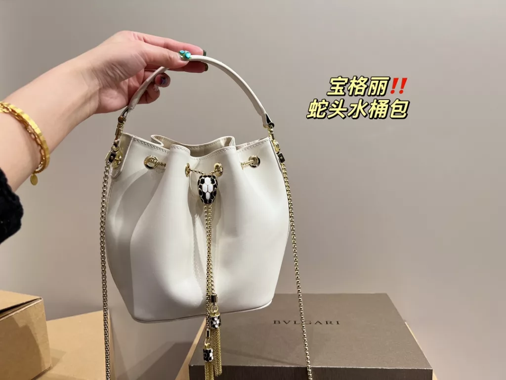 Bulgari snake head bucket bag<br>Not to be underestimated<br>Full of femininity<br>Elegant and stylish at the same time