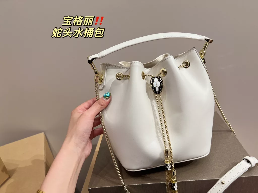 Bulgari snake head bucket bag<br>Not to be underestimated<br>Full of femininity<br>Elegant and stylish at the same time