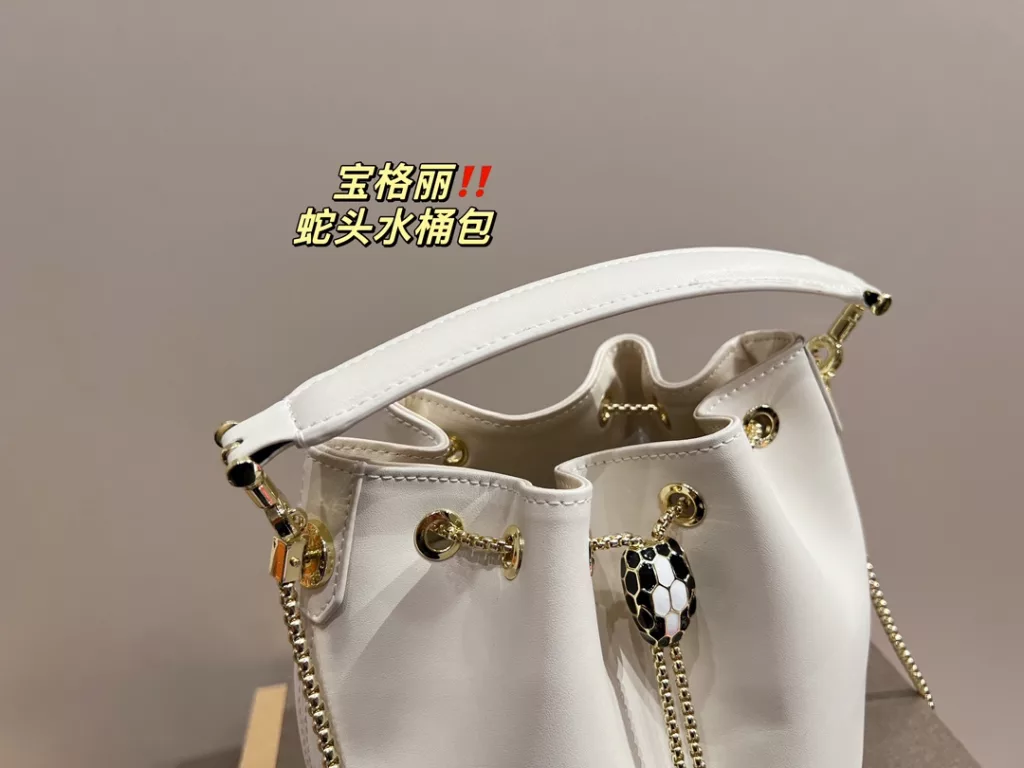 Bulgari snake head bucket bag<br>Not to be underestimated<br>Full of femininity<br>Elegant and stylish at the same time