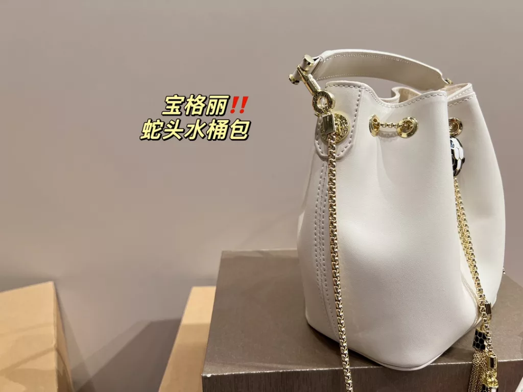 Bulgari snake head bucket bag<br>Not to be underestimated<br>Full of femininity<br>Elegant and stylish at the same time