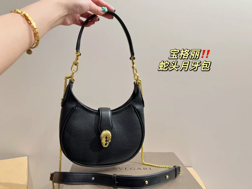 Size 19.13<br>Bulgari snake head crescent bag<br>Not to be underestimated<br>Full of femininity<br>Elegant and stylish at the same time