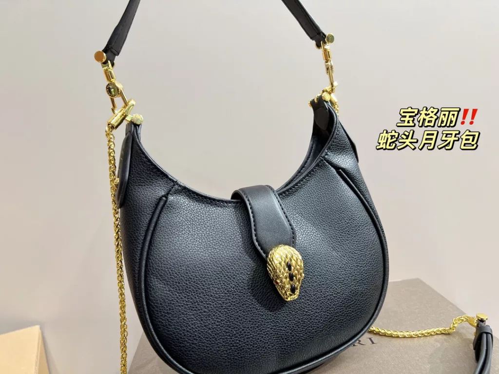 Size 19.13<br>Bulgari snake head crescent bag<br>Not to be underestimated<br>Full of femininity<br>Elegant and stylish at the same time