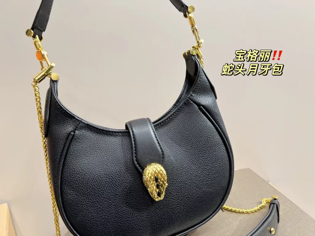 Size 19.13<br>Bulgari snake head crescent bag<br>Not to be underestimated<br>Full of femininity<br>Elegant and stylish at the same time