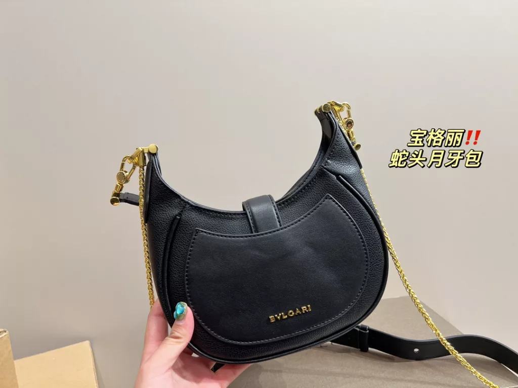 Size 19.13<br>Bulgari snake head crescent bag<br>Not to be underestimated<br>Full of femininity<br>Elegant and stylish at the same time