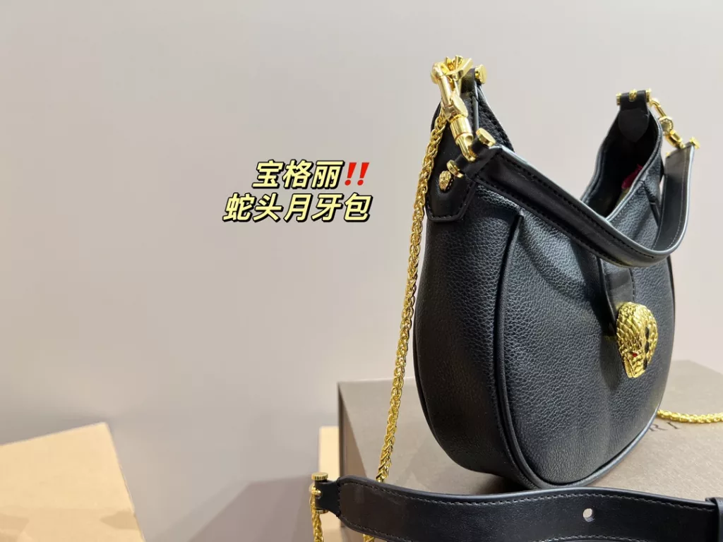 Size 19.13<br>Bulgari snake head crescent bag<br>Not to be underestimated<br>Full of femininity<br>Elegant and stylish at the same time