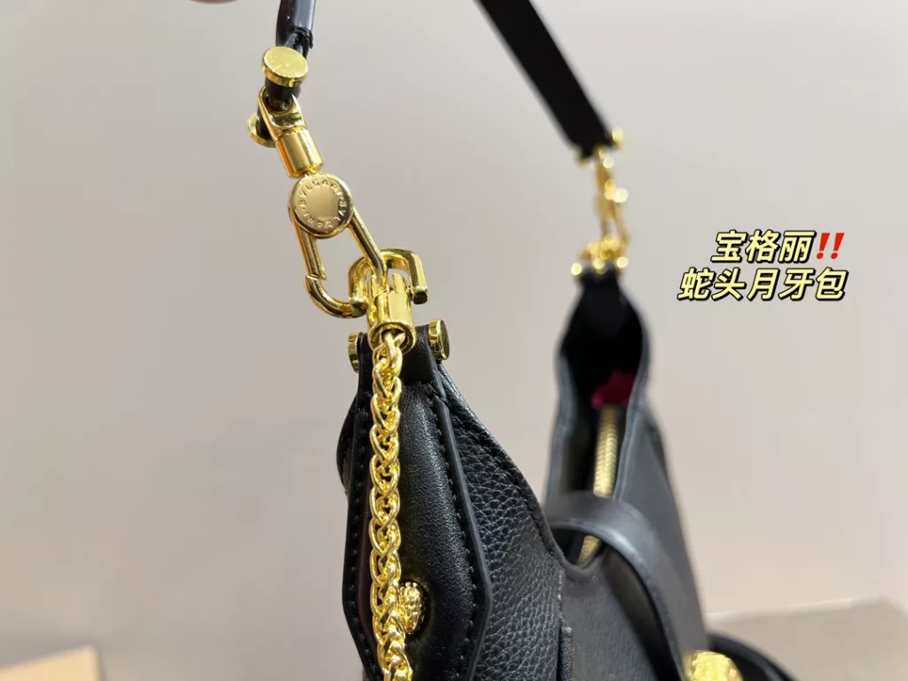 Size 19.13<br>Bulgari snake head crescent bag<br>Not to be underestimated<br>Full of femininity<br>Elegant and stylish at the same time