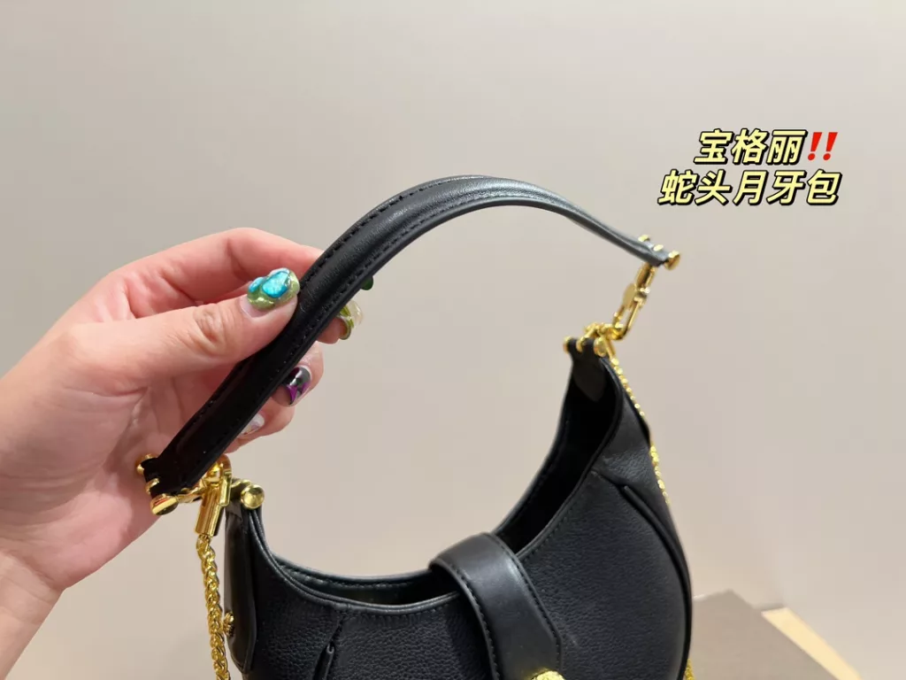 Size 19.13<br>Bulgari snake head crescent bag<br>Not to be underestimated<br>Full of femininity<br>Elegant and stylish at the same time