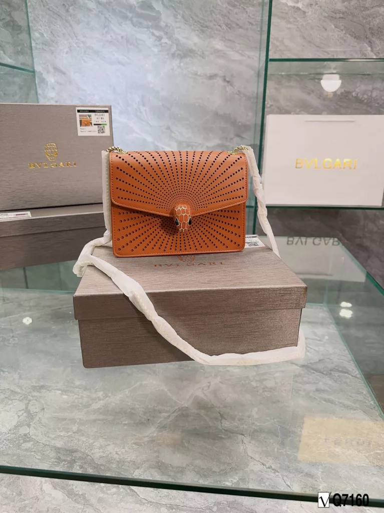 Bvlgari New Recommendation ❤️<br>Bvlgari adds an original touch to the world of Bvlgari with a colorful and sophisticated bag and a beautiful shawl gift set, this 