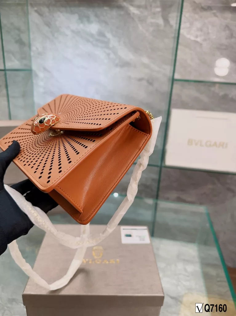 Bvlgari New Recommendation ❤️<br>Bvlgari adds an original touch to the world of Bvlgari with a colorful and sophisticated bag and a beautiful shawl gift set, this 