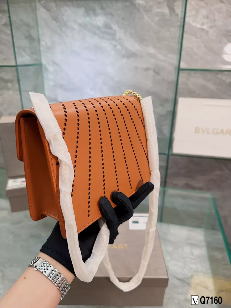 Bvlgari New Recommendation ❤️<br>Bvlgari adds an original touch to the world of Bvlgari with a colorful and sophisticated bag and a beautiful shawl gift set, this 