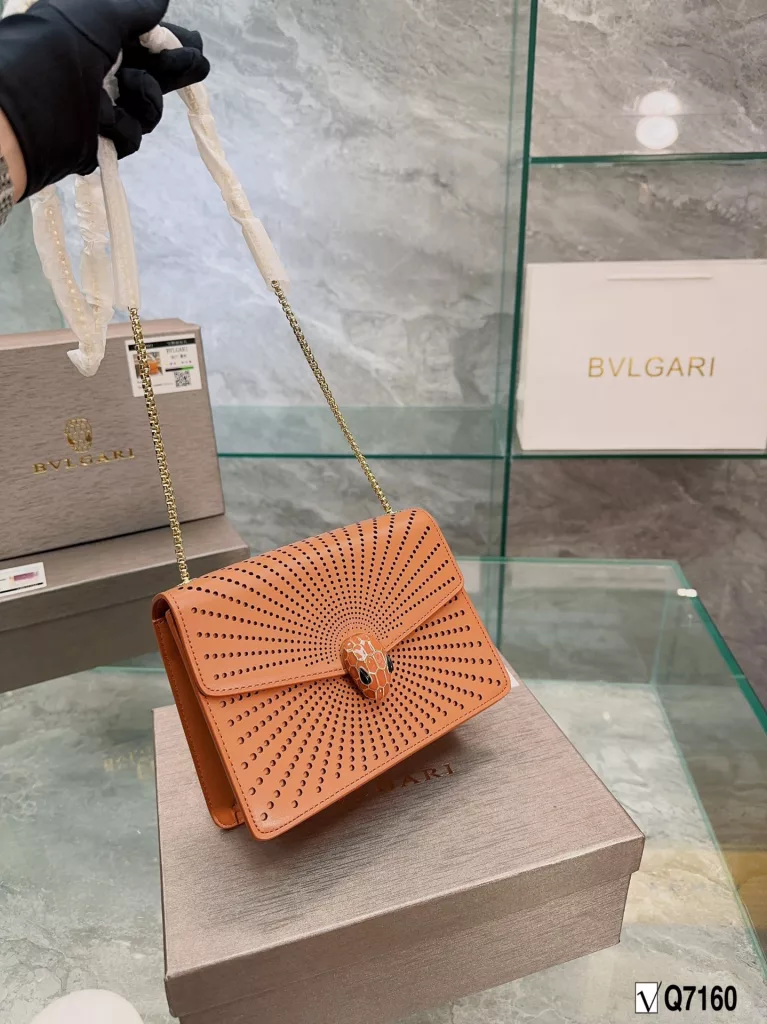 Bvlgari New Recommendation ❤️<br>Bvlgari adds an original touch to the world of Bvlgari with a colorful and sophisticated bag and a beautiful shawl gift set, this 