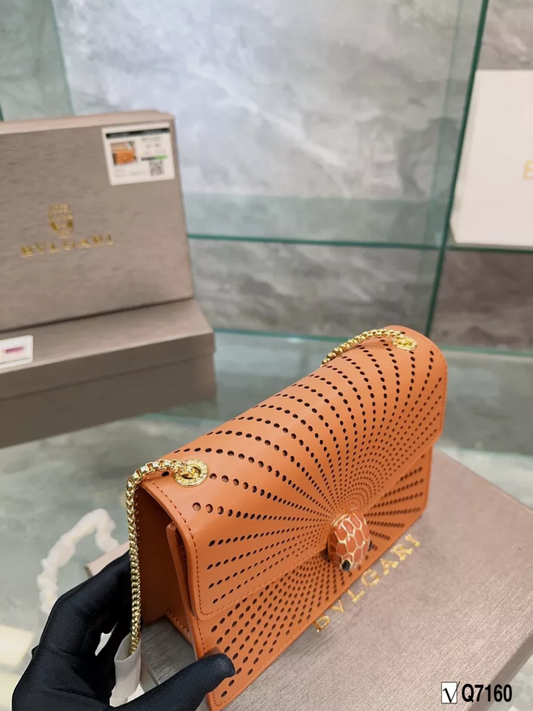 Bvlgari New Recommendation ❤️<br>Bvlgari adds an original touch to the world of Bvlgari with a colorful and sophisticated bag and a beautiful shawl gift set, this 