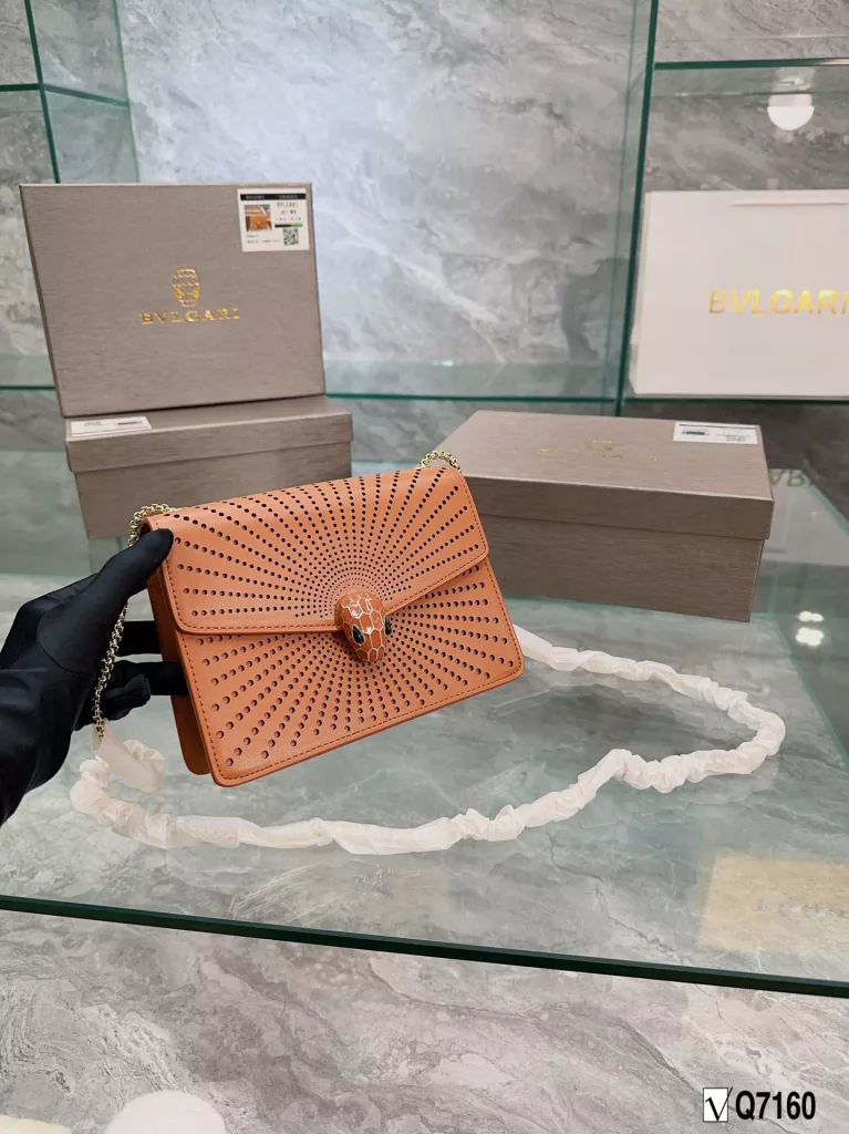 Bvlgari New Recommendation ❤️<br>Bvlgari adds an original touch to the world of Bvlgari with a colorful and sophisticated bag and a beautiful shawl gift set, this 