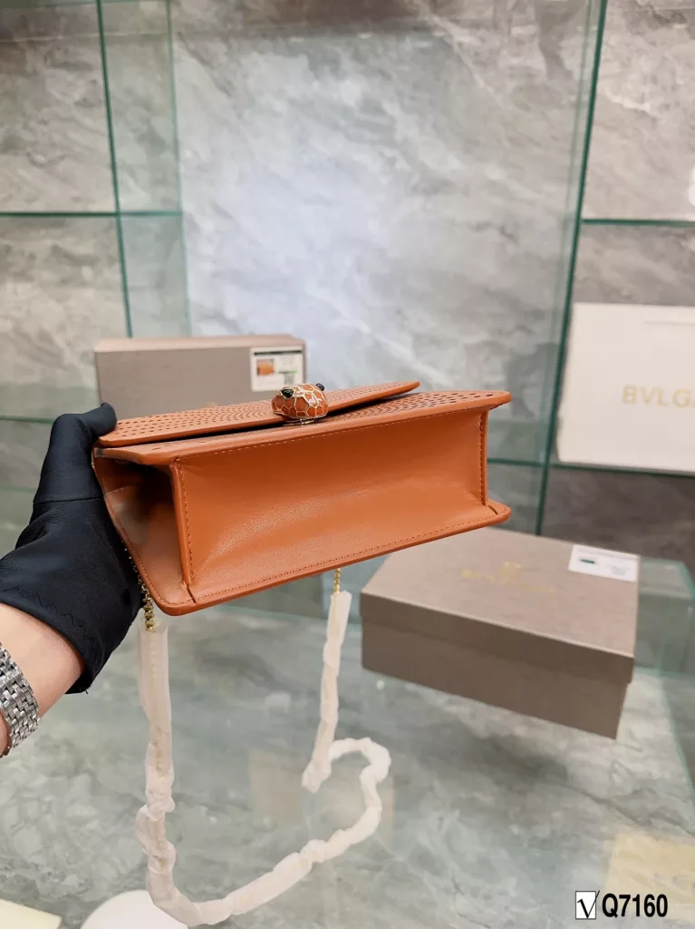 Bvlgari New Recommendation ❤️<br>Bvlgari adds an original touch to the world of Bvlgari with a colorful and sophisticated bag and a beautiful shawl gift set, this 