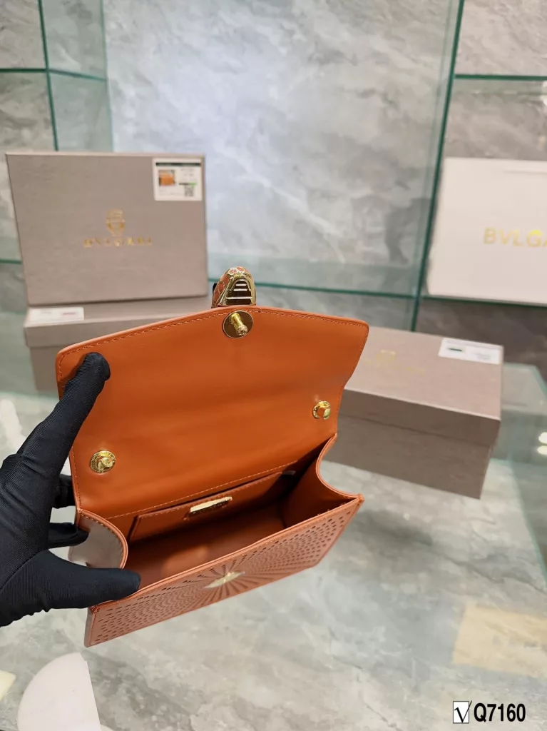 Bvlgari New Recommendation ❤️<br>Bvlgari adds an original touch to the world of Bvlgari with a colorful and sophisticated bag and a beautiful shawl gift set, this 