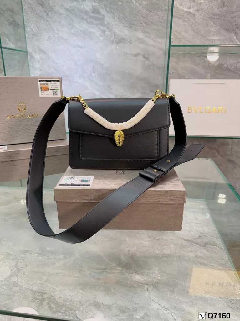 Bvlgari explosive models! Many stars with the same model, the bag is small, round and full, the iconic snake head buckle embellished onyx stone, soft lambskin body in the hand super texture, really temperament unbeatable, share it with you, can not I a person planted! Size: 25.10.17