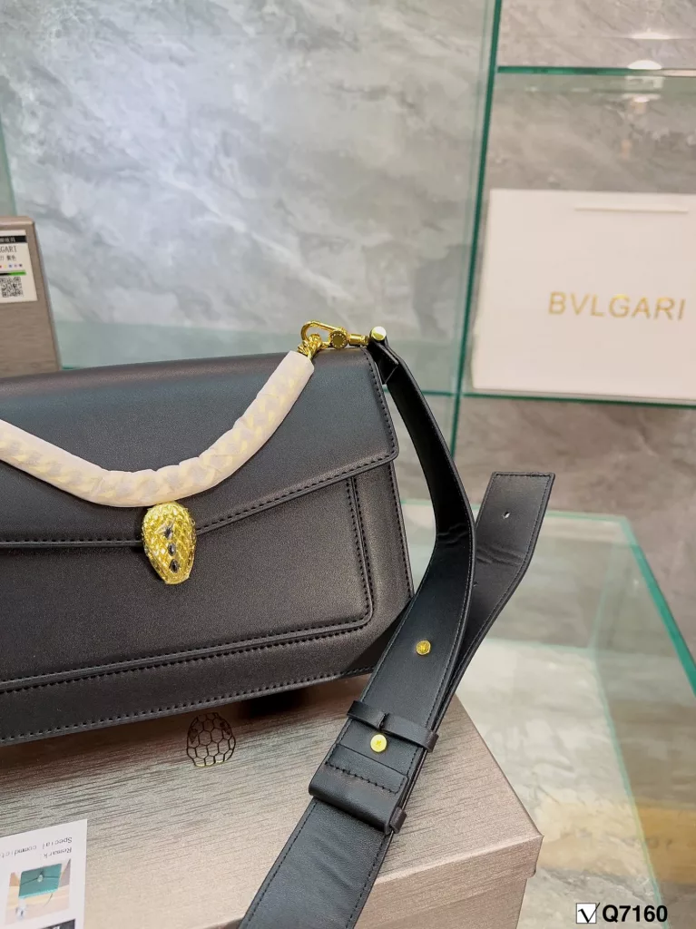 Bvlgari explosive models! Many stars with the same model, the bag is small, round and full, the iconic snake head buckle embellished onyx stone, soft lambskin body in the hand super texture, really temperament unbeatable, share it with you, can not I a person planted! Size: 25.10.17