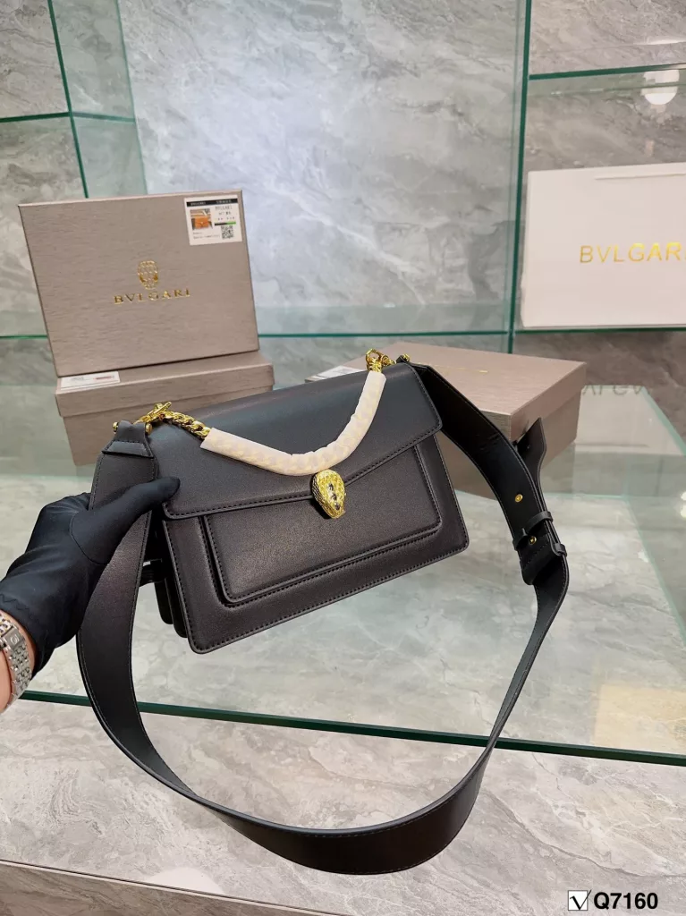 Bvlgari explosive models! Many stars with the same model, the bag is small, round and full, the iconic snake head buckle embellished onyx stone, soft lambskin body in the hand super texture, really temperament unbeatable, share it with you, can not I a person planted! Size: 25.10.17