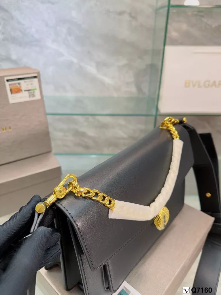 Bvlgari explosive models! Many stars with the same model, the bag is small, round and full, the iconic snake head buckle embellished onyx stone, soft lambskin body in the hand super texture, really temperament unbeatable, share it with you, can not I a person planted! Size: 25.10.17