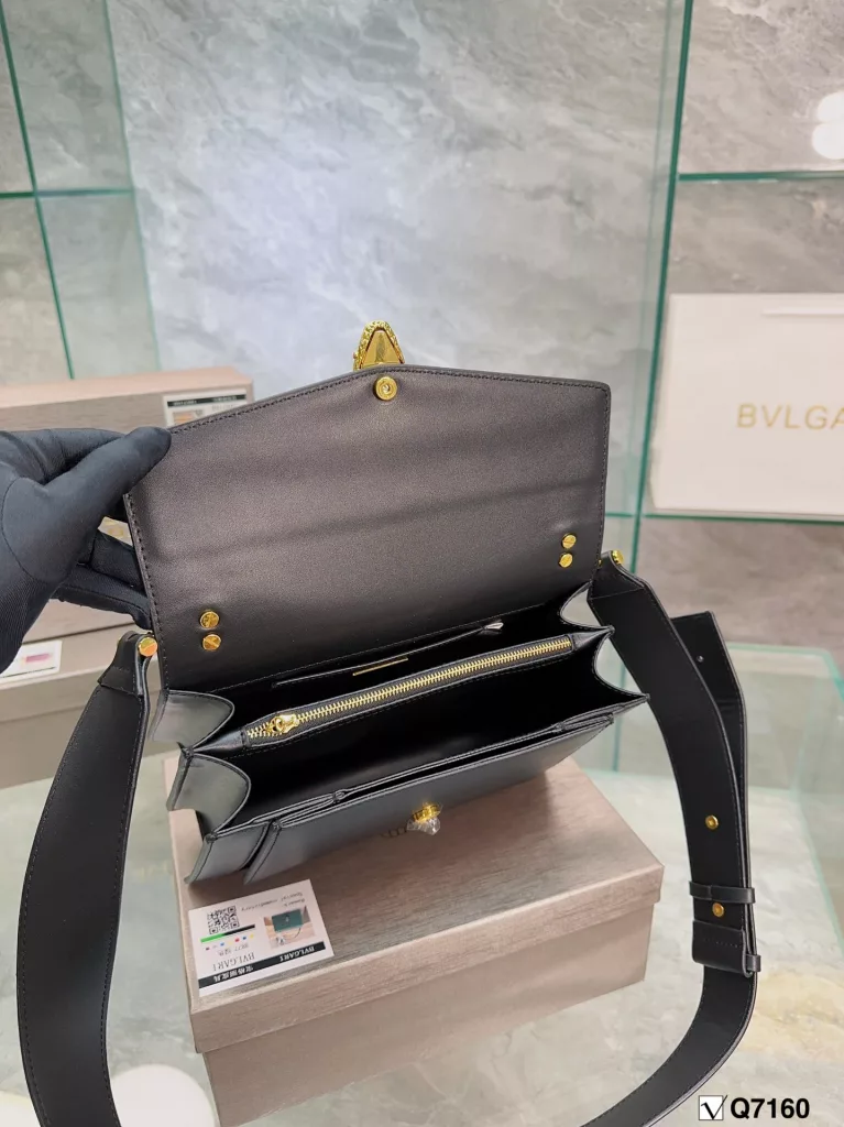 Bvlgari explosive models! Many stars with the same model, the bag is small, round and full, the iconic snake head buckle embellished onyx stone, soft lambskin body in the hand super texture, really temperament unbeatable, share it with you, can not I a person planted! Size: 25.10.17